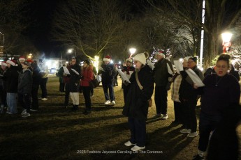 2025-foxboro-jaycees-caroling-on-common-804