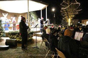 2025-foxboro-jaycees-caroling-on-common-810