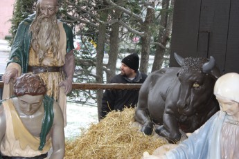 2012-nativity-setup-111