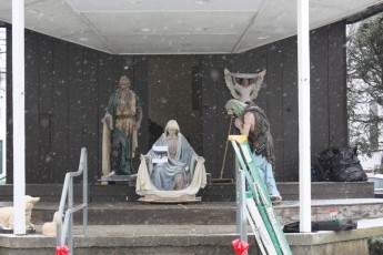 2012-nativity-setup-121