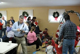 2008-kids-christmas-party-95
